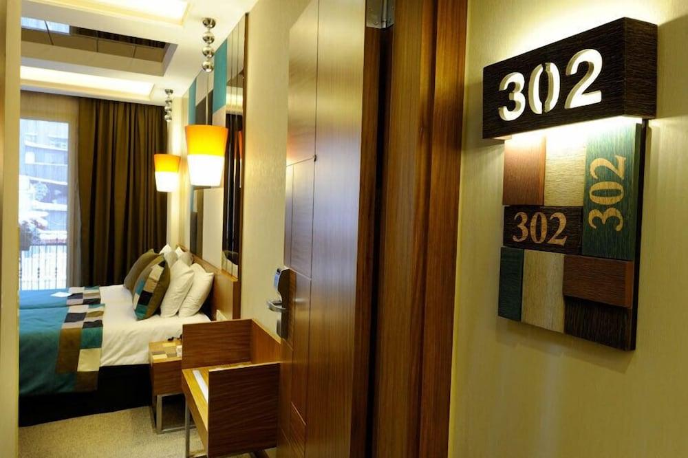 Collage Taksim Hotel Истанбул Екстериор снимка